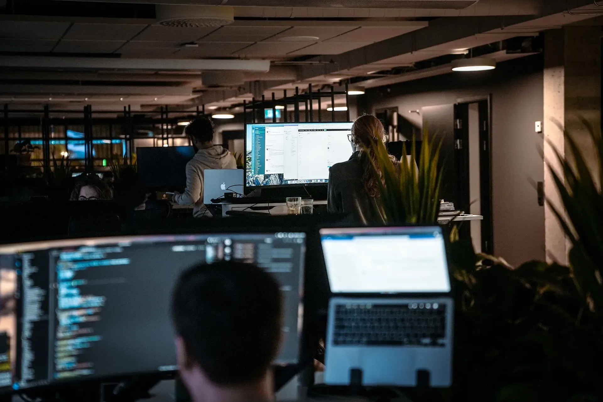 Weapp-teamet vid sina skärmar en kväll på kontoret i Göteborg